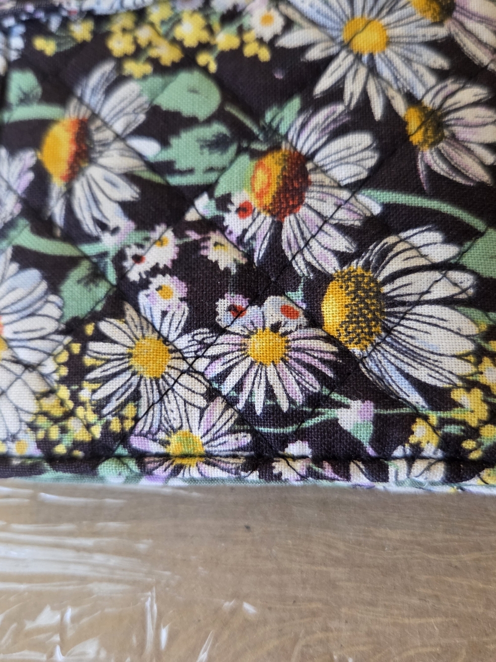 Vera Bradley RFID Finley Small Wallet Daisies White Floral Cotton - Picture 3 of 8